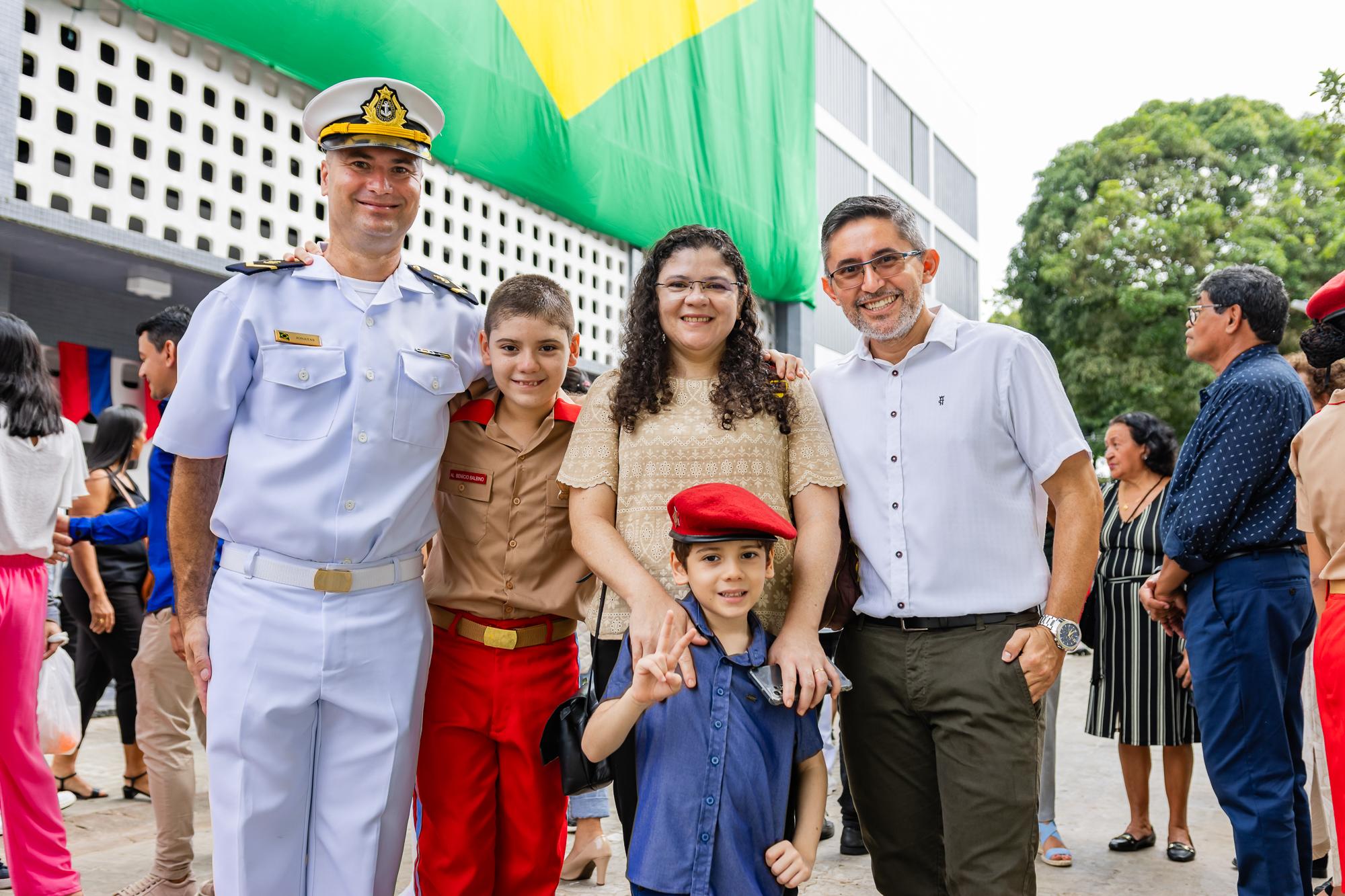 Família comemorando a aprovação do filho no colégio militar