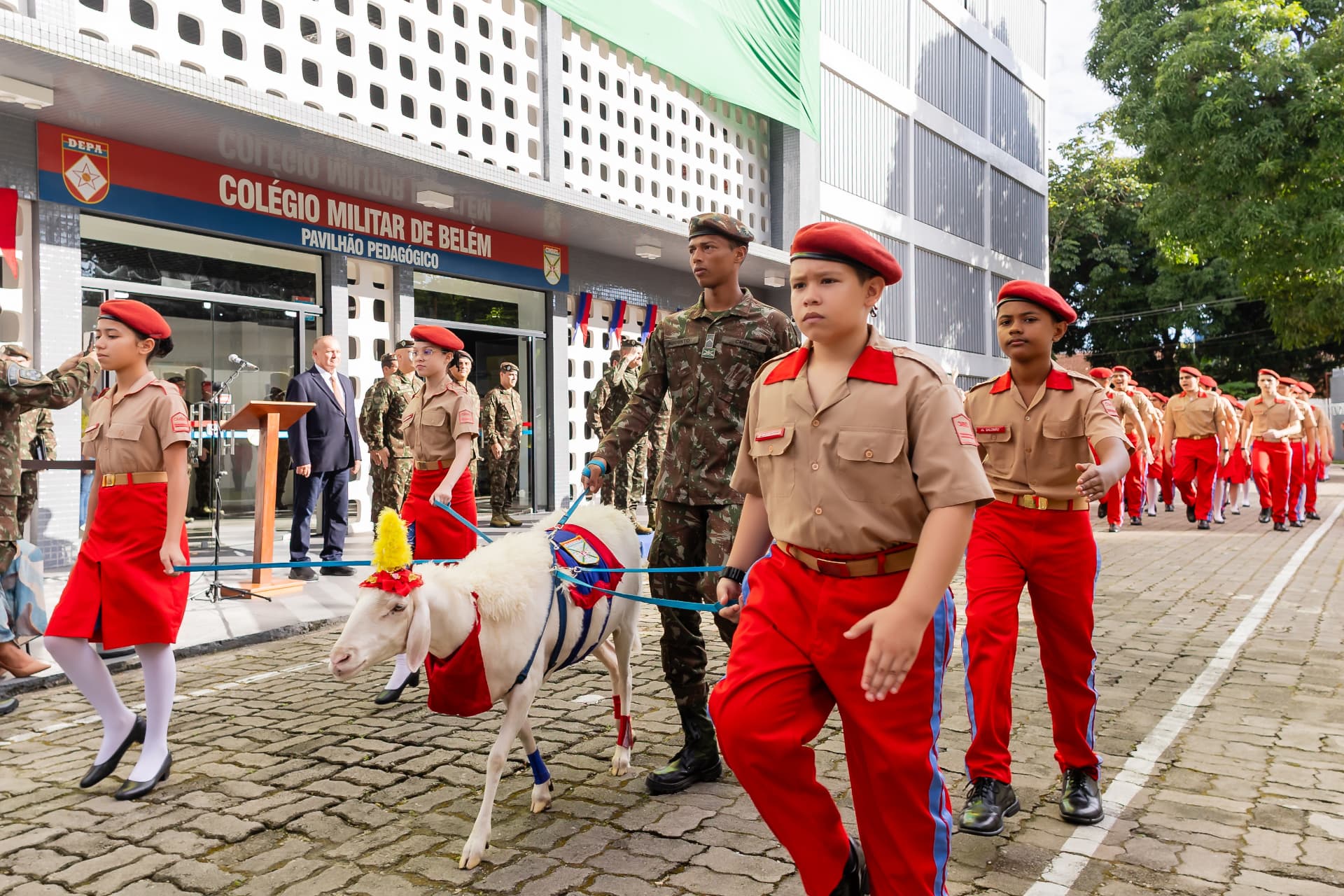 Alunos da ALC no Colégio Militar de Belém